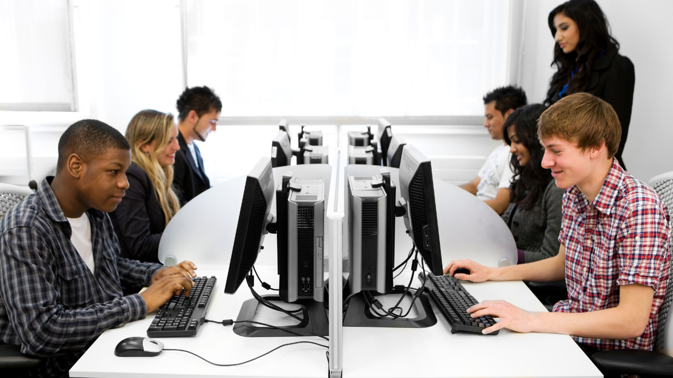 he_landing_page_computer-lab-canva -15 he_landing_page_computer-lab-canva -15